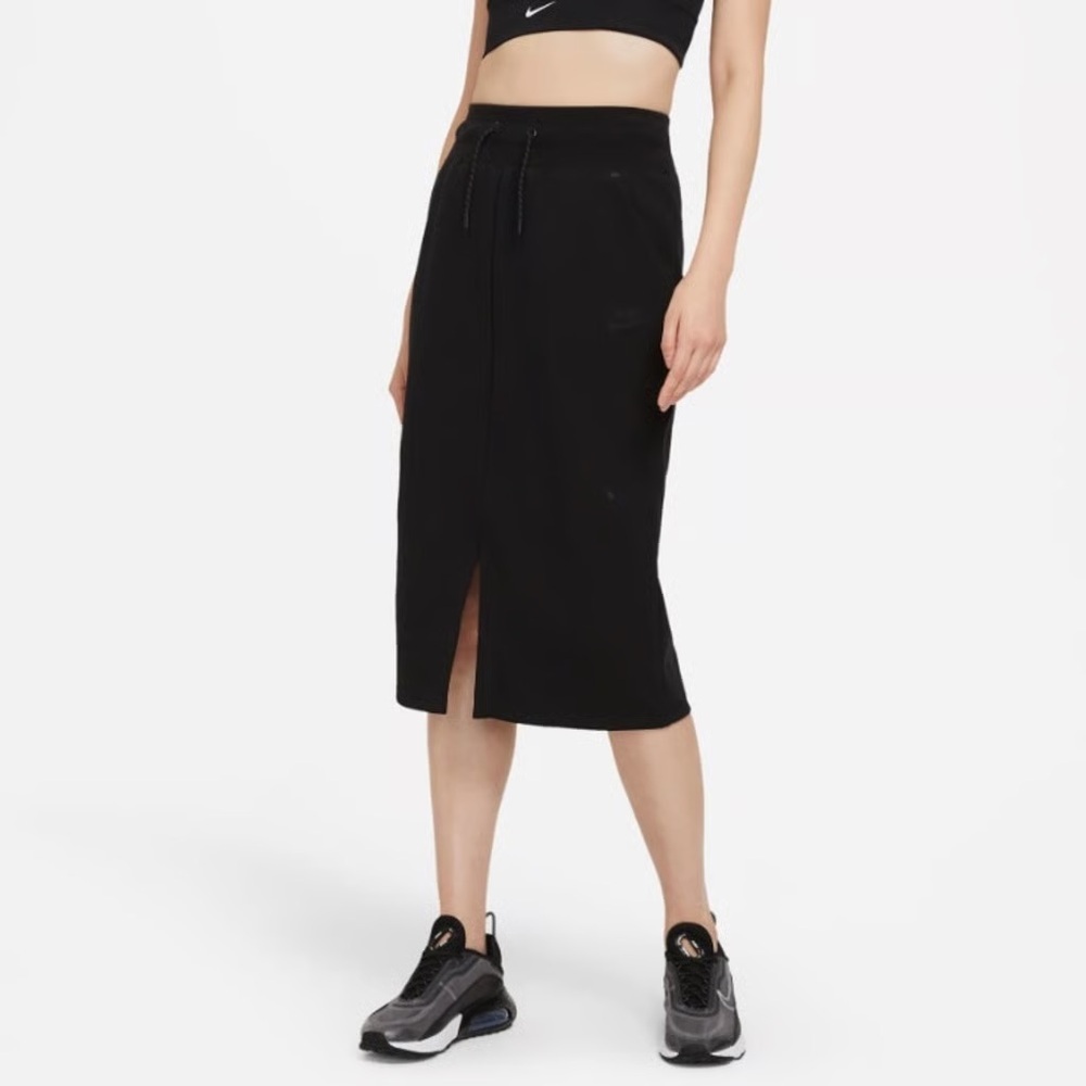 Nike | Women’s black Tech Skirt, front slit, drawstring waist side pockets sz M